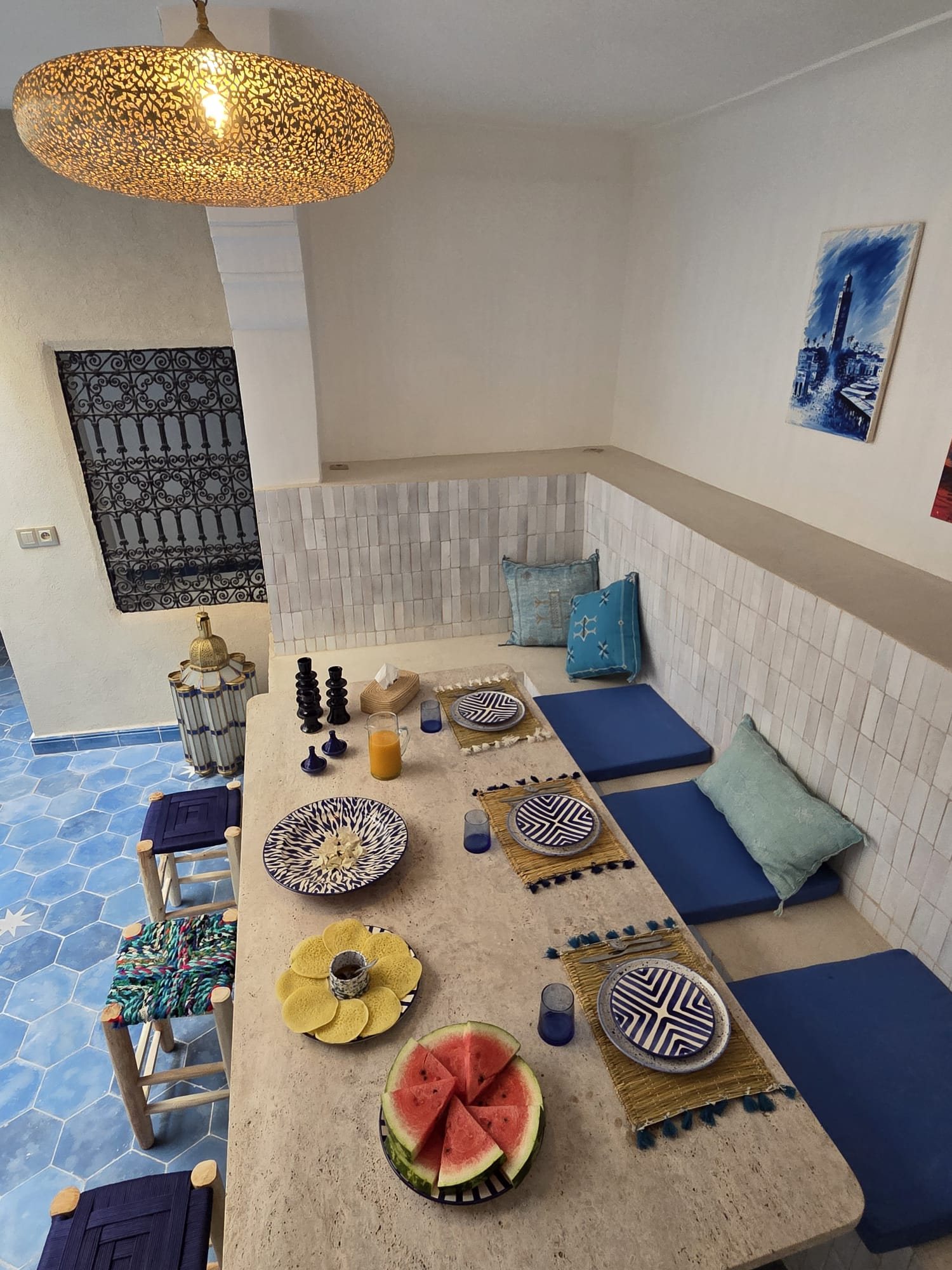 Petit-déjeuner servi sur la grande table du patio