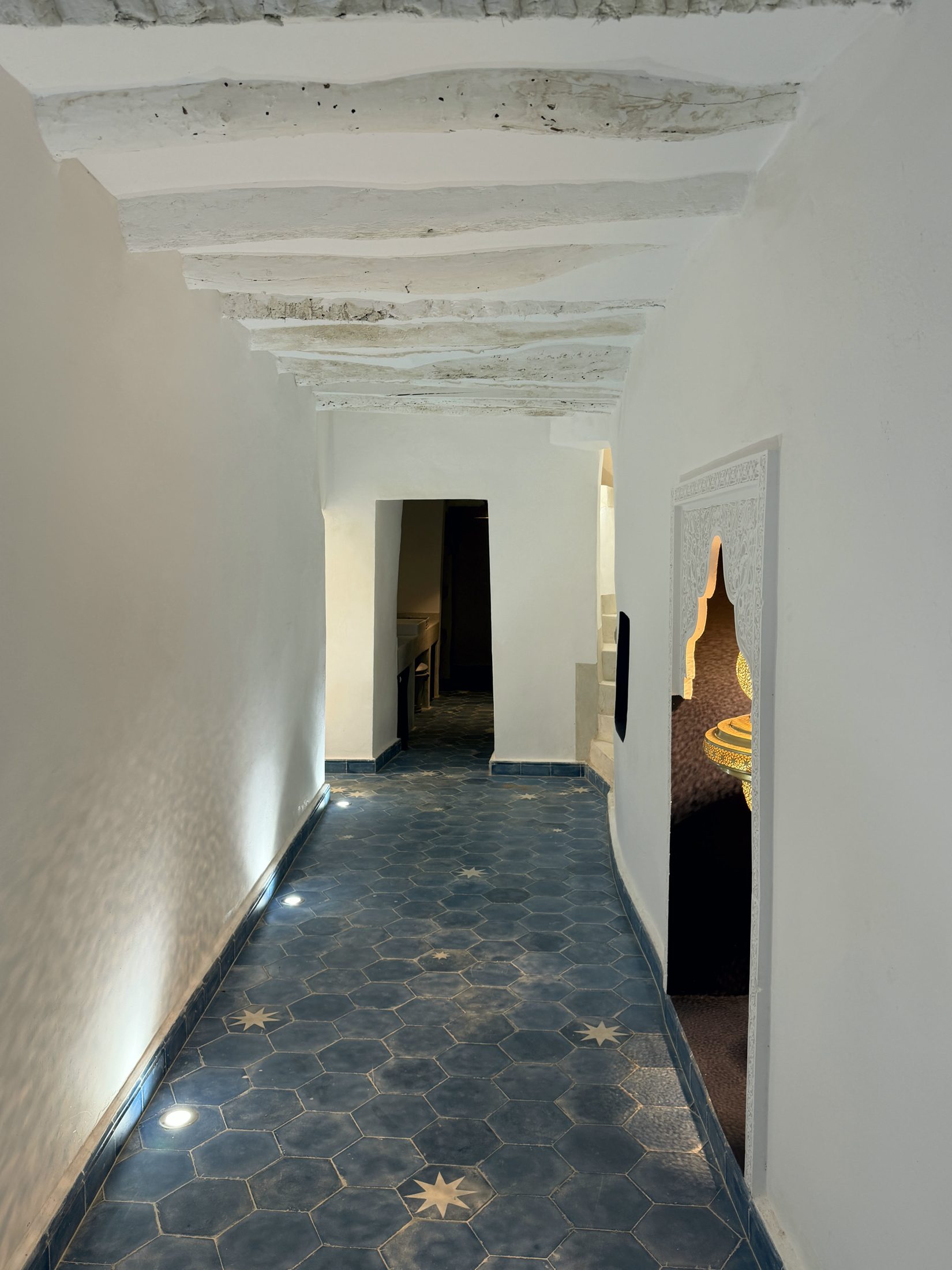 Couloir en zellige hexagonal bleu semé d'étoiles