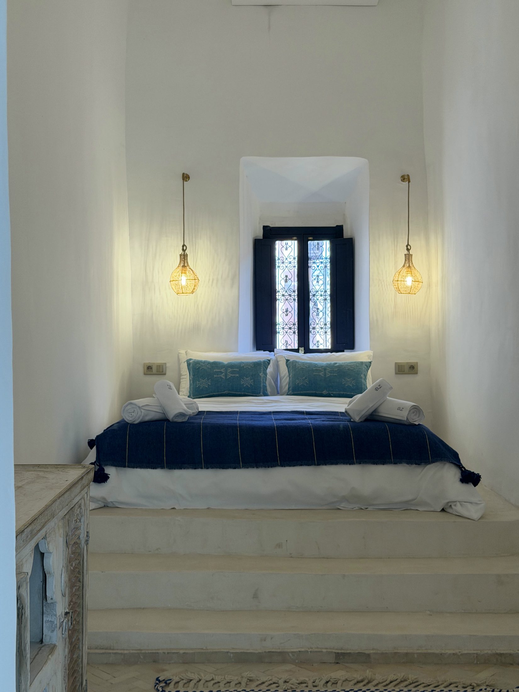 Marches en tadelakt menant au lit, sous la grande hauteur de plafond