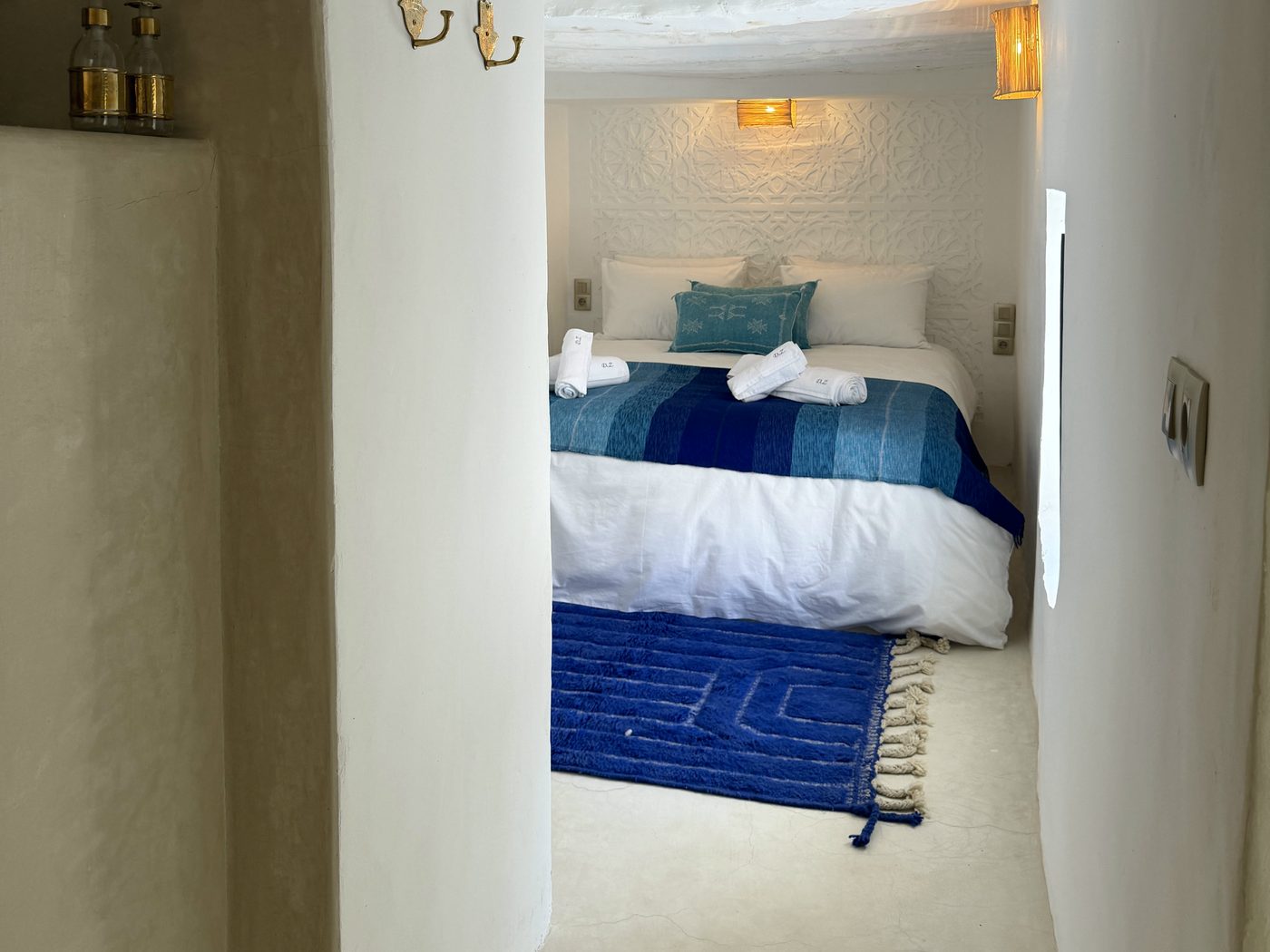 La chambre Les Poutres vue depuis sa douche en tadelakt