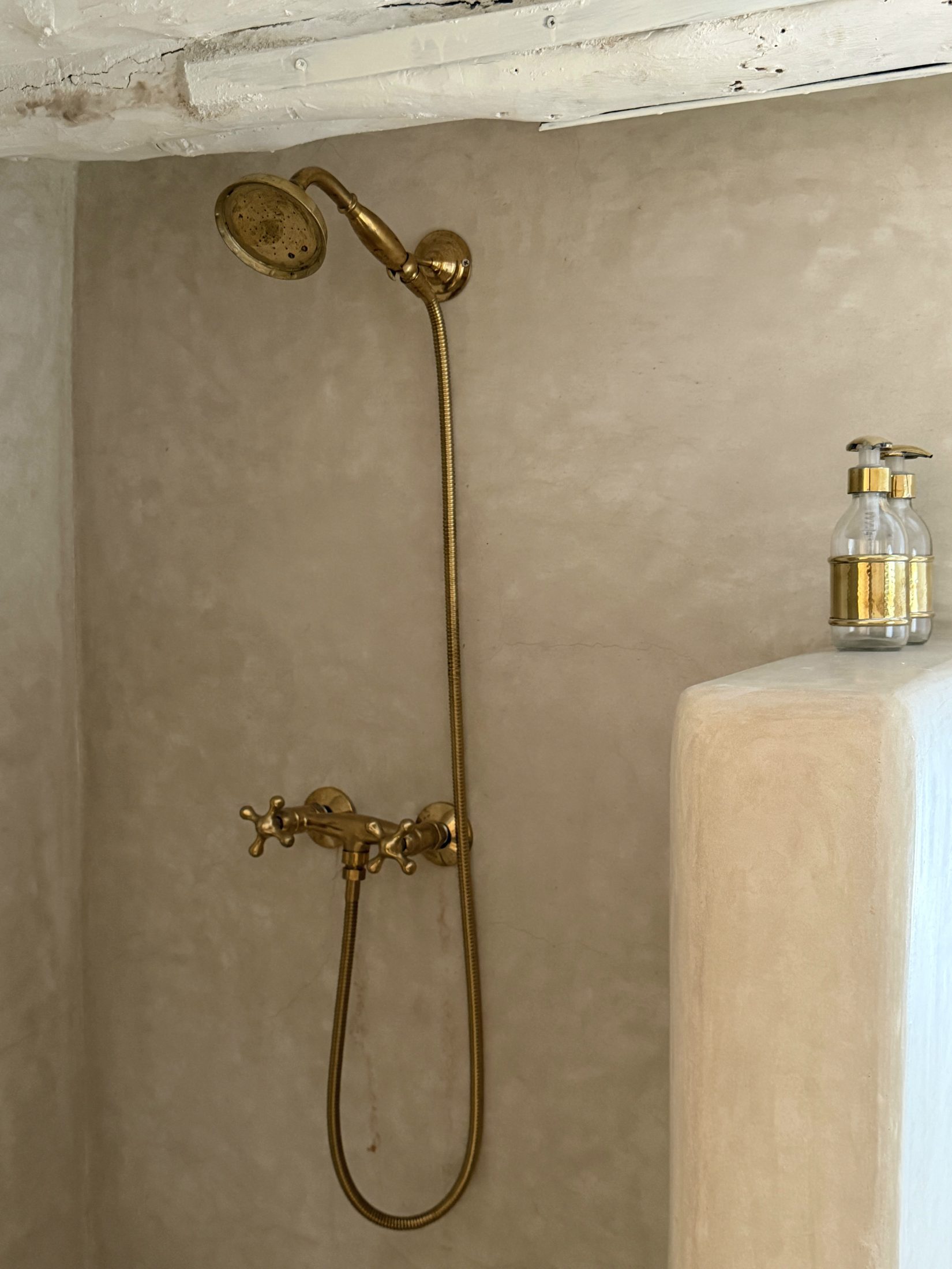 Douche en tadelakt avec colonne en laiton