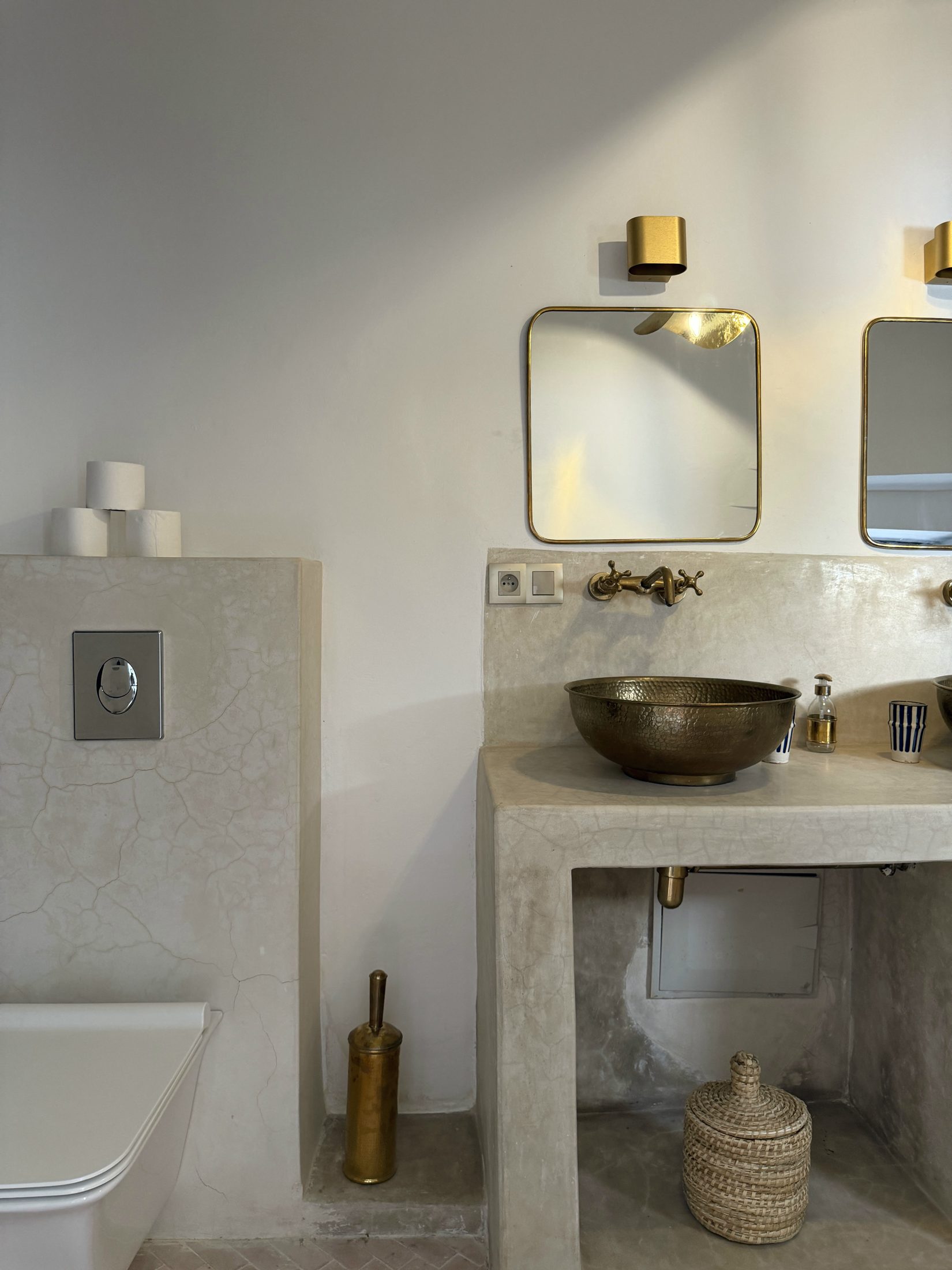 Salle de bain avec double vasque et miroirs en laiton