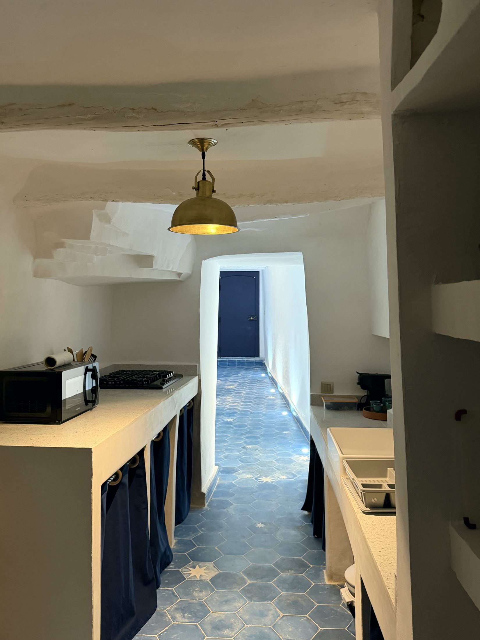Cuisine équipée en enfilade sur le zellige bleu