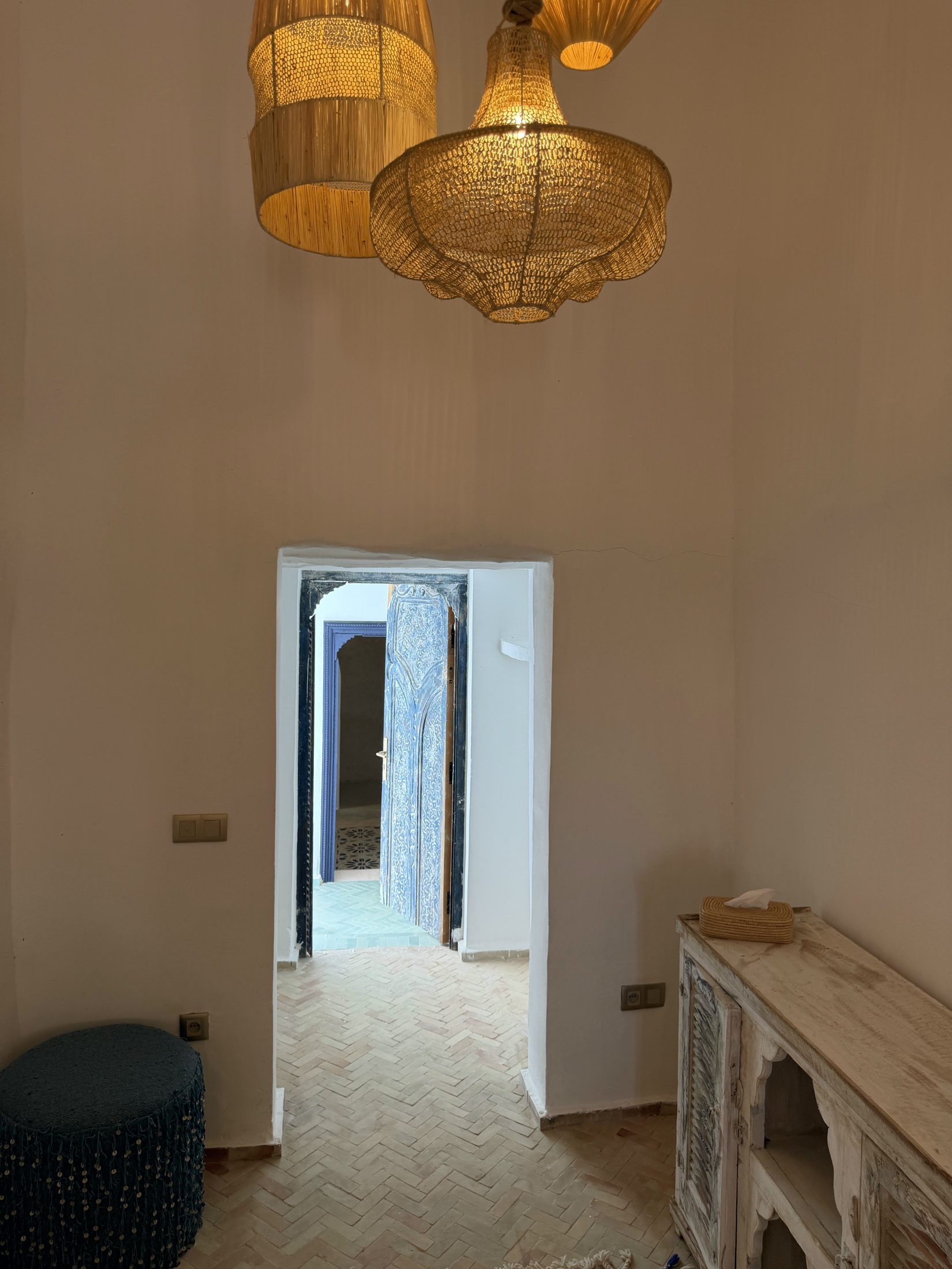 Palier avec buffet chiné, tapis et suspensions en rotin